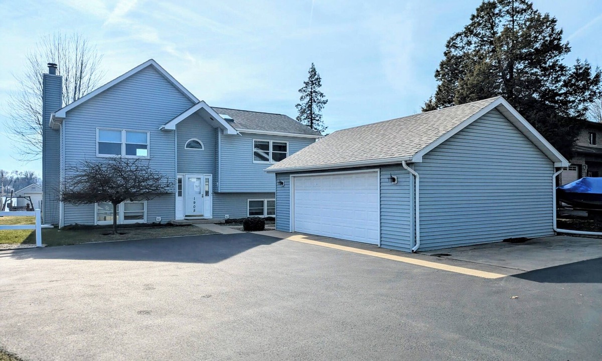 Lindenhurst House | Cozy Serene 3-bedroom Lake Front Home