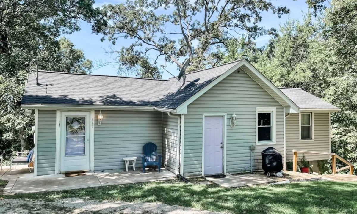 Pevely House | Cozy Serene home off 55 Queen Bed Smart TVs Wi-Fi