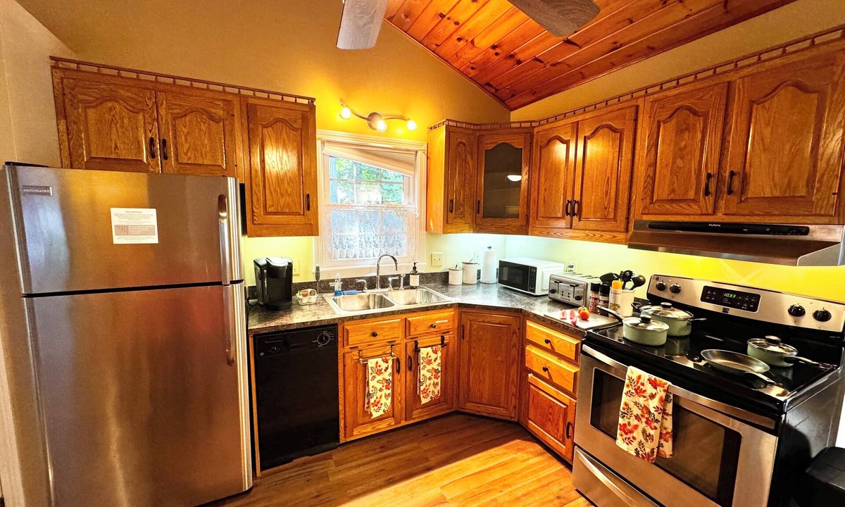 Fitchburg Apartment | Cozy side-by-side 1 bed 1 bath Apartment - Relaxing Getaway