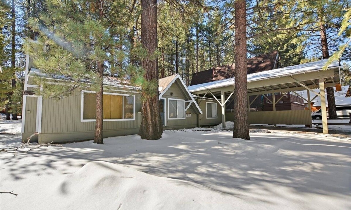 Summit Estates Cabin | Cozy Single Level 3bd/2bth Cabin! Walking Distance to Snow Summit!