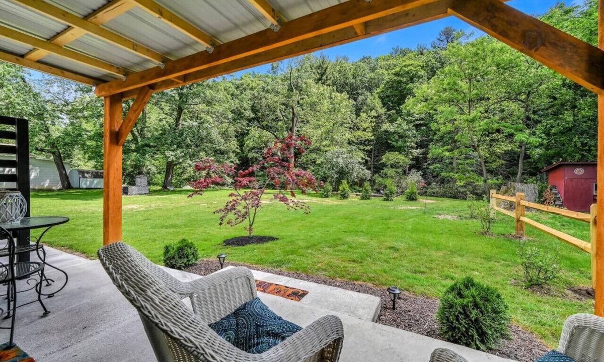 Cumbola Cabin | Cozy Small Studio Retreat by the River