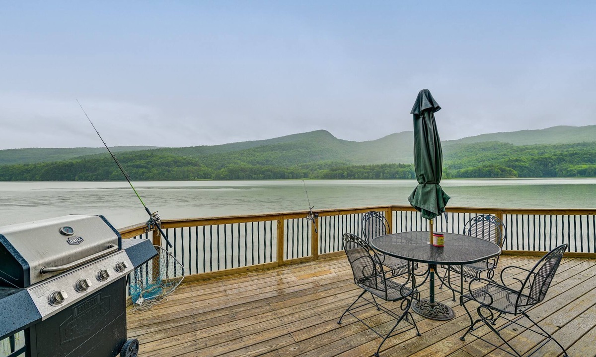 Washington County Cabin | Cozy South Bay Cabin w/Lake & Mountain Views