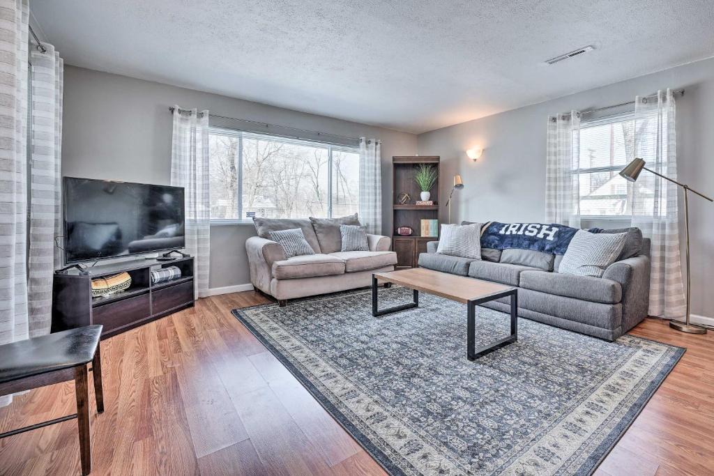 South Bend House | Cozy South Bend Retreat < 2 Mi to Notre Dame!