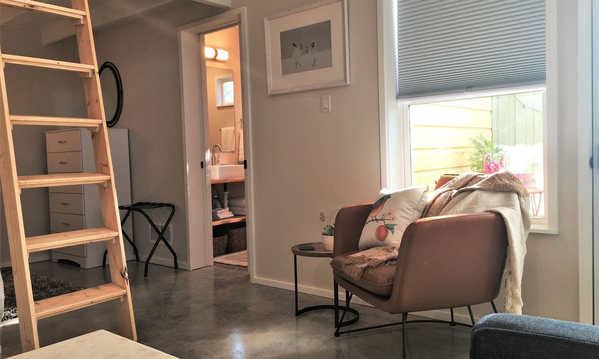 Ryan Place Apartment | Cozy Southside Studio & Loft with full amenities & close to several hot spots!