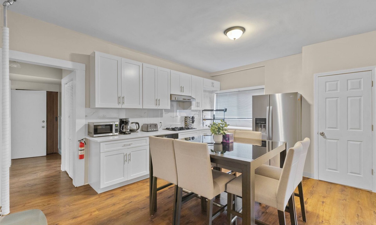 Nonantum Apartment | Cozy&Spacious 6Br home in Newton + Parking