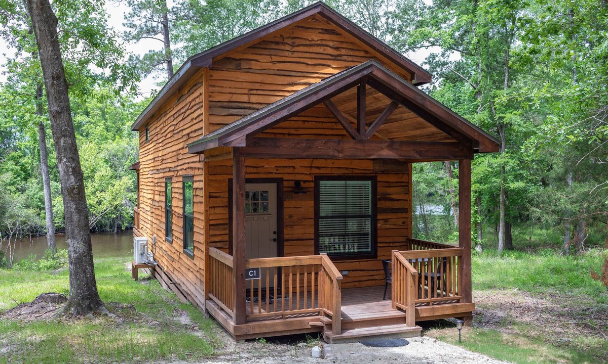 Livingston Cabin | Cozy, Spacious, and Right on the Banks of Rocky Creek, Two Creeks Crossing Resort
