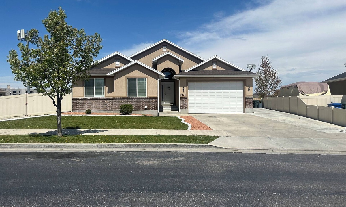 Kearns House | Cozy Spacious 3-bedroom 2-bath home in nWest Valley City