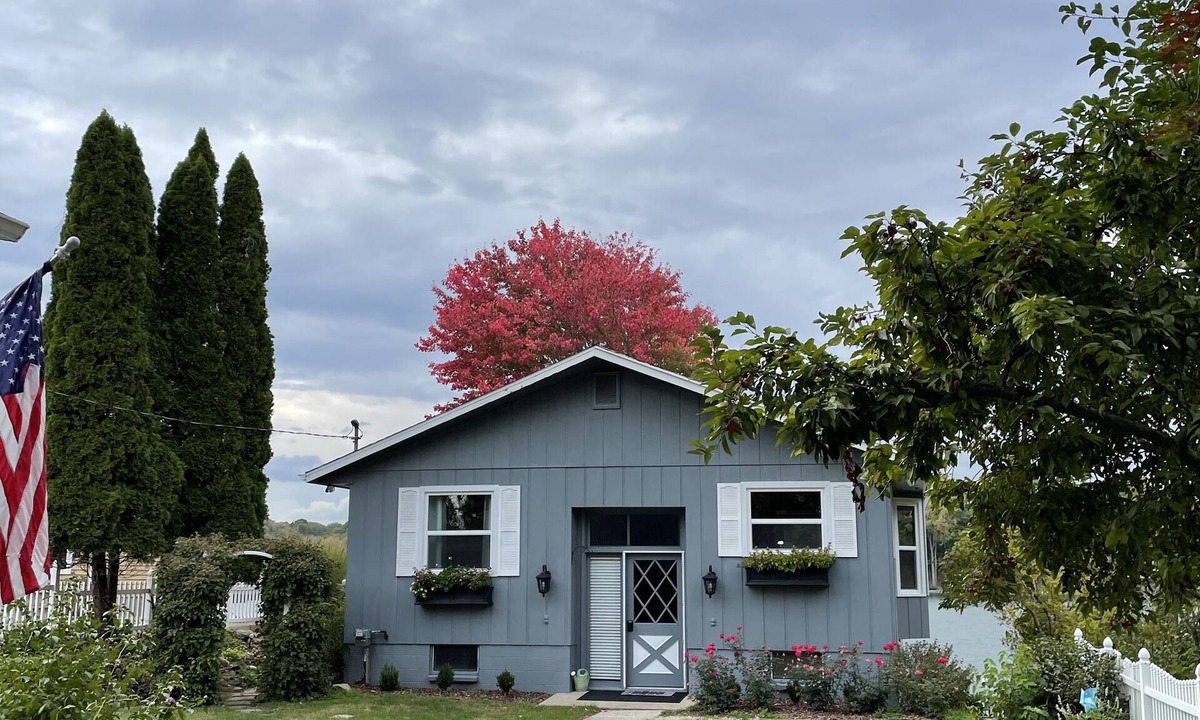 Kendall Cottage | Cozy Spotless Lake Cottage- Sports Lake, Gorgeous Sunsets, and Relaxation+
