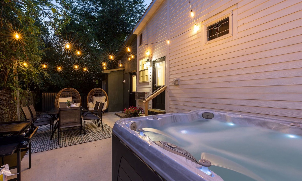McArthur House | Cozy Spring Night HotTub Firepit PetFriendly Patio