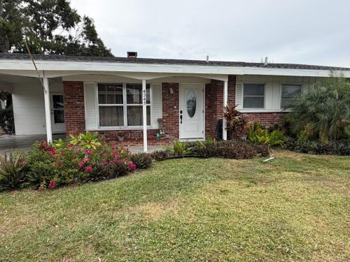 South Gate Ridge House | Cozy SRQ Cottage