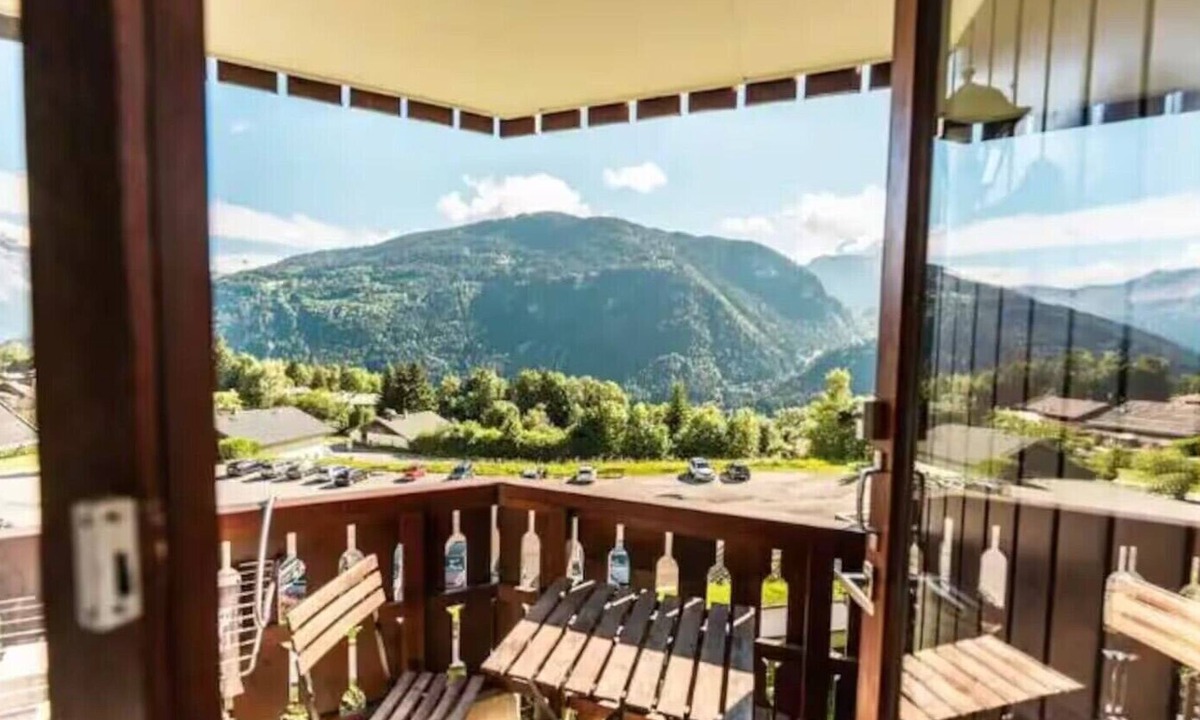 Saint-Nicolas-de-Veroce Apartment | Cozy studio with balcony and Mont Blanc view