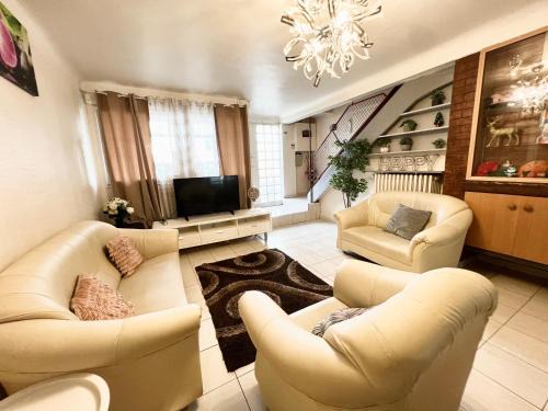Bondy House | Cozy Station House & Direct Access to Paris