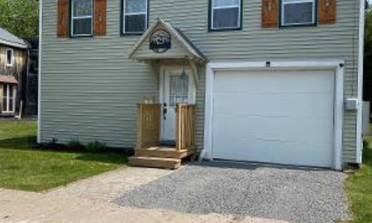 Town of Webb House | Cozy stay within walking distance to everything!