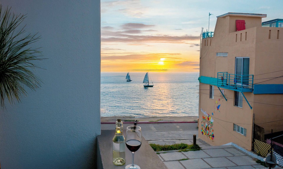 Costa Apartment | Cozy - Steps from beach + AC/HEAT