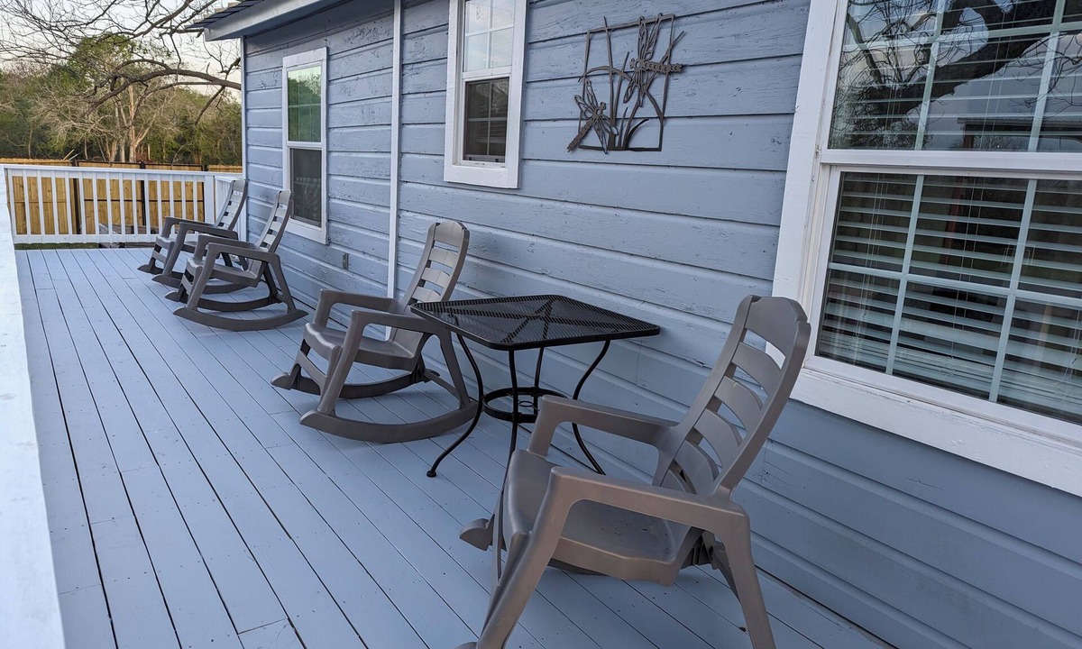 Rosenberg House | Cozy Stilt Cottagen“Charming Stilt Cottage by Park, Walk to The Brazos River!”