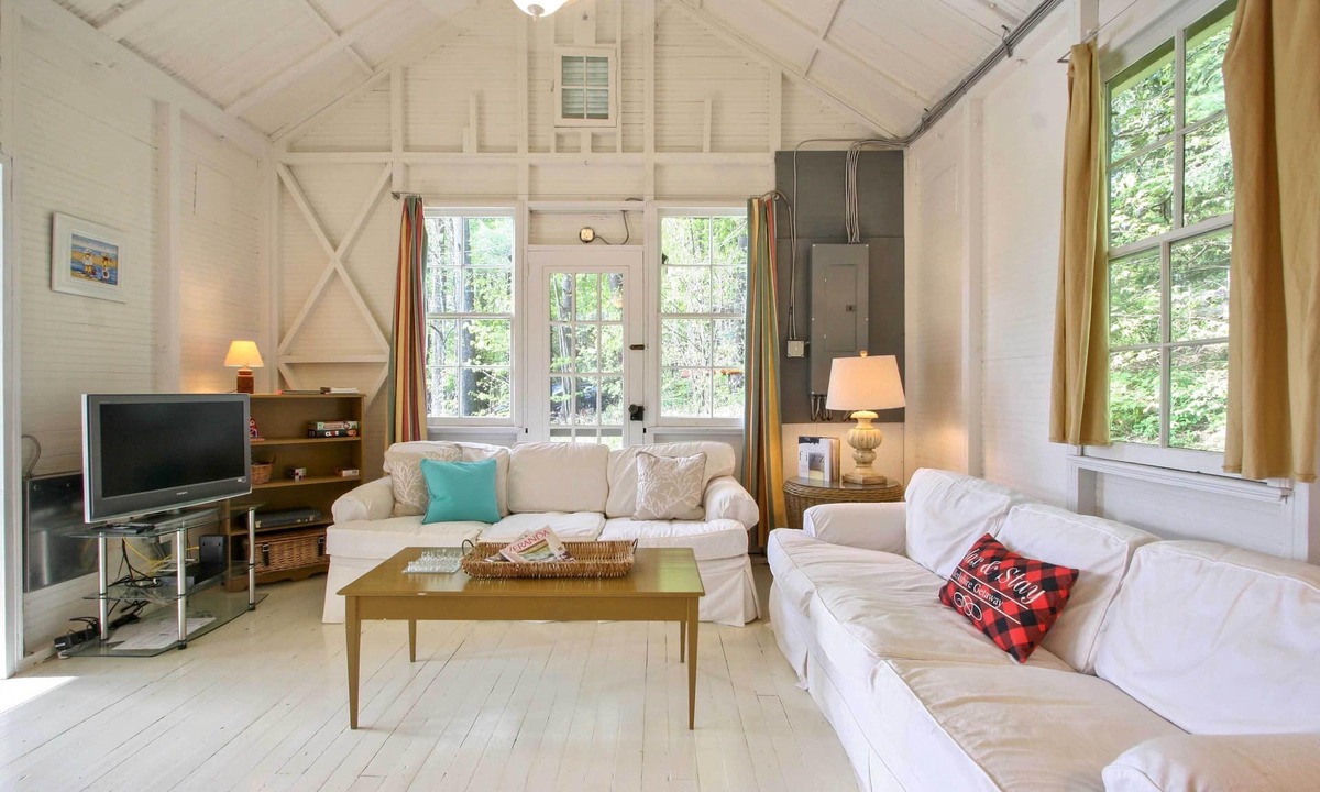 Stockbridge Cabin | Cozy Stockbridge Cabin - Walk to Beach & Lake!