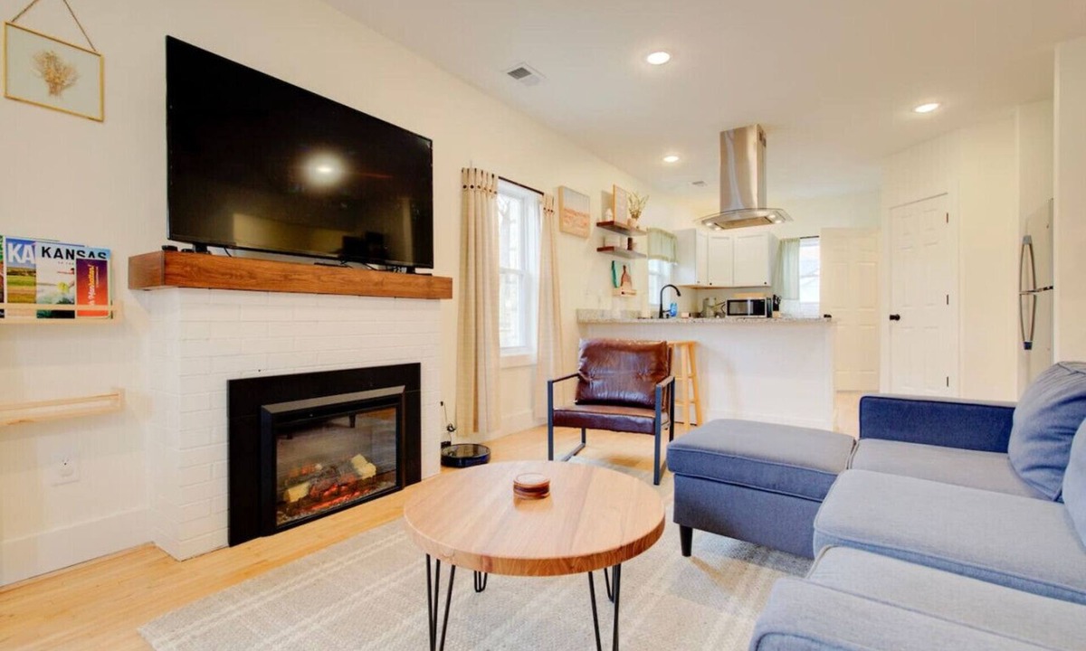 Manhattan House | Cozy Stone Family Home 3BR w/Separate Office