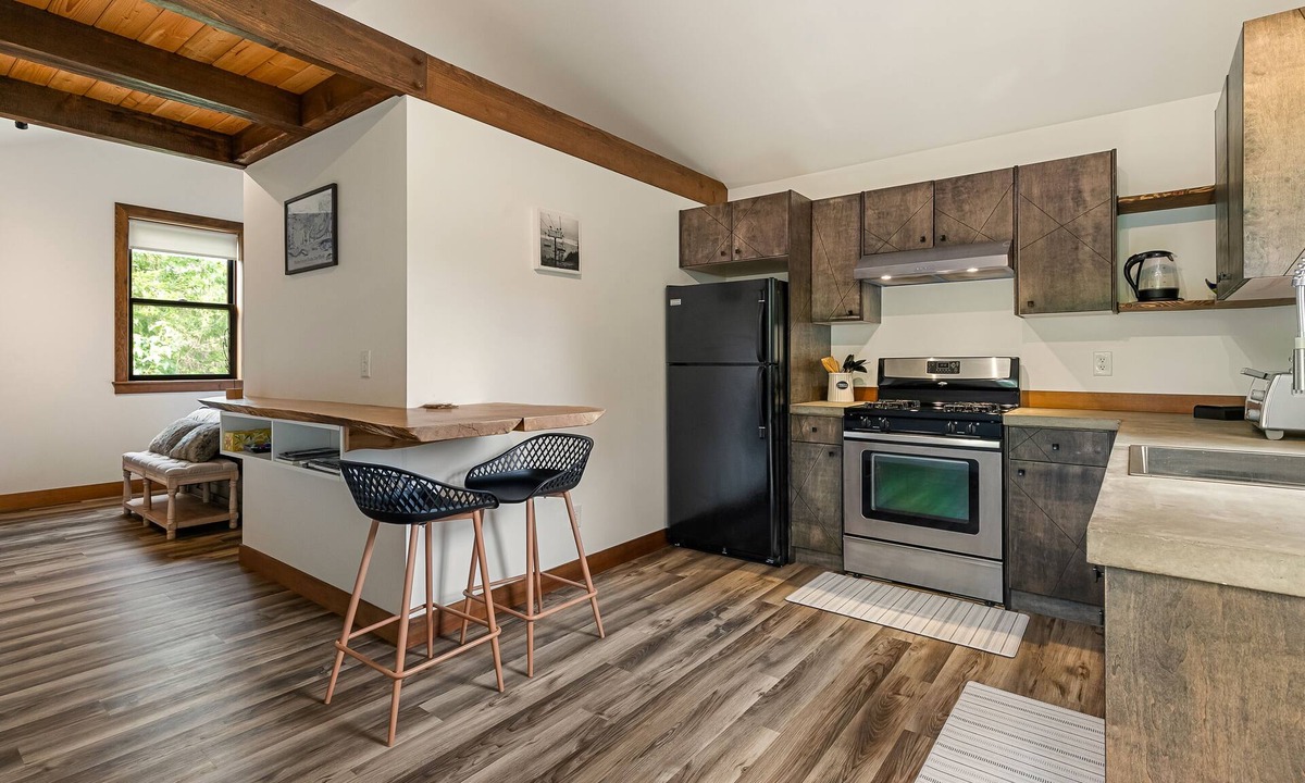 Maple Falls Apartment | Cozy Studio Apartment Maple Falls, with Hot Tub