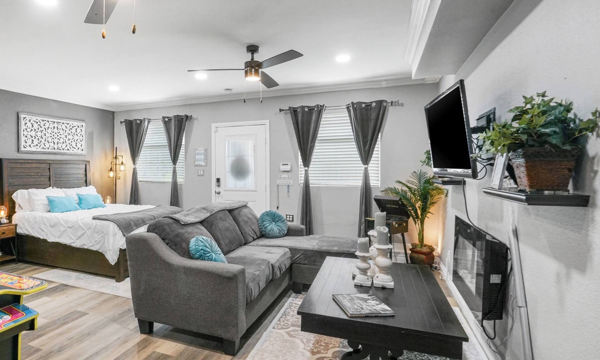 Vista Apartment | Cozy Studio Apartment , Luxury and Private Firepit