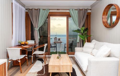 Marigot Apartment | Cozy studio, beach and pool access with sea view