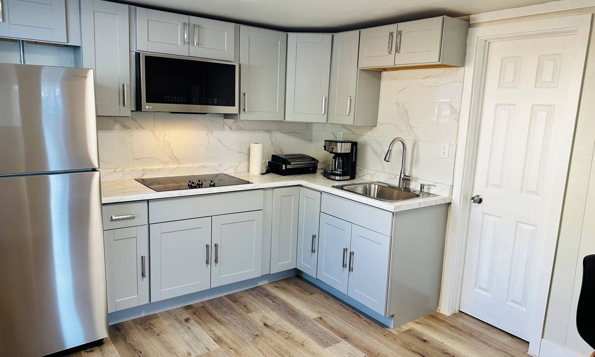 Emeryville Apartment | Cozy Studio bordering South Berkeley and Emeryville- huge backyard!