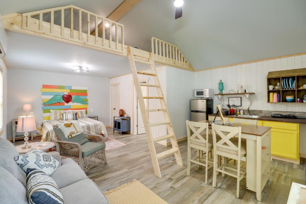 Higden Apartment | Cozy Studio Cabin ~ 1 Mi to Greers Ferry Lake!