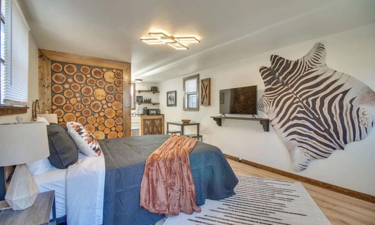 Gentry Cabin | Cozy Studio Cabin! Close to Downtown Siloam Springs