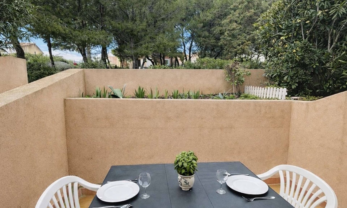 Foulquines House | Cozy Studio Cabin with Pool, Terrace, and Parking in Tranquil Narbonne Plage