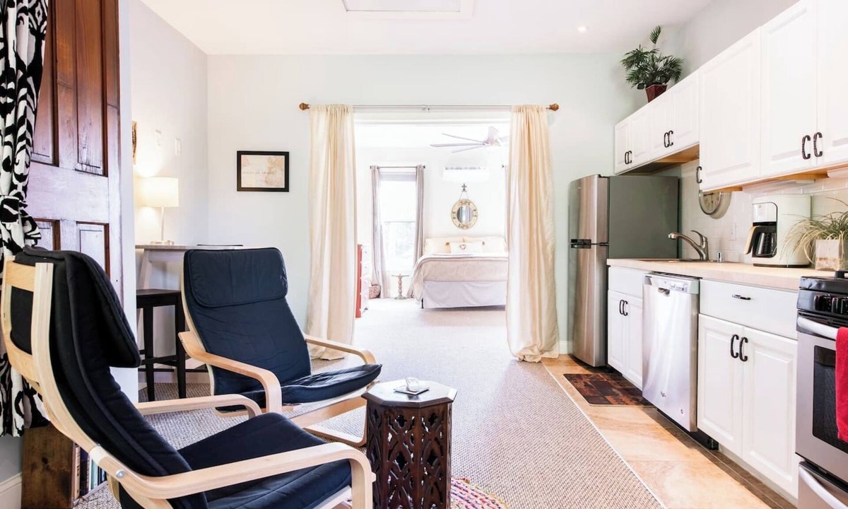 Germantown Apartment | Cozy Studio close to Music Hall, Food, & Shops!