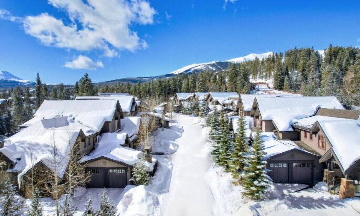 Christie Heights Condo | Cozy Studio Condo with Gas Fireplace