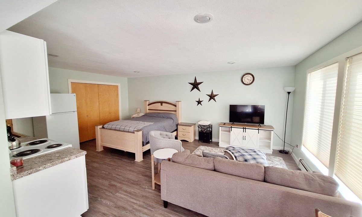 Pendleton Apartment | Cozy studio daylight basement with beautiful views Pendleton