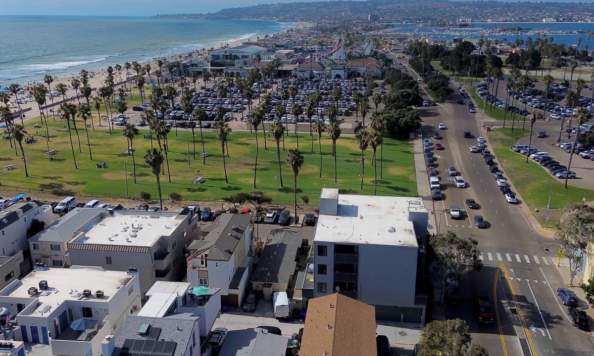 South Mission Beach Apartment | Cozy Studio/Flat Steps to Ocean745 1/2 - Sleeps 2, BBQ, Next to Belmont Park