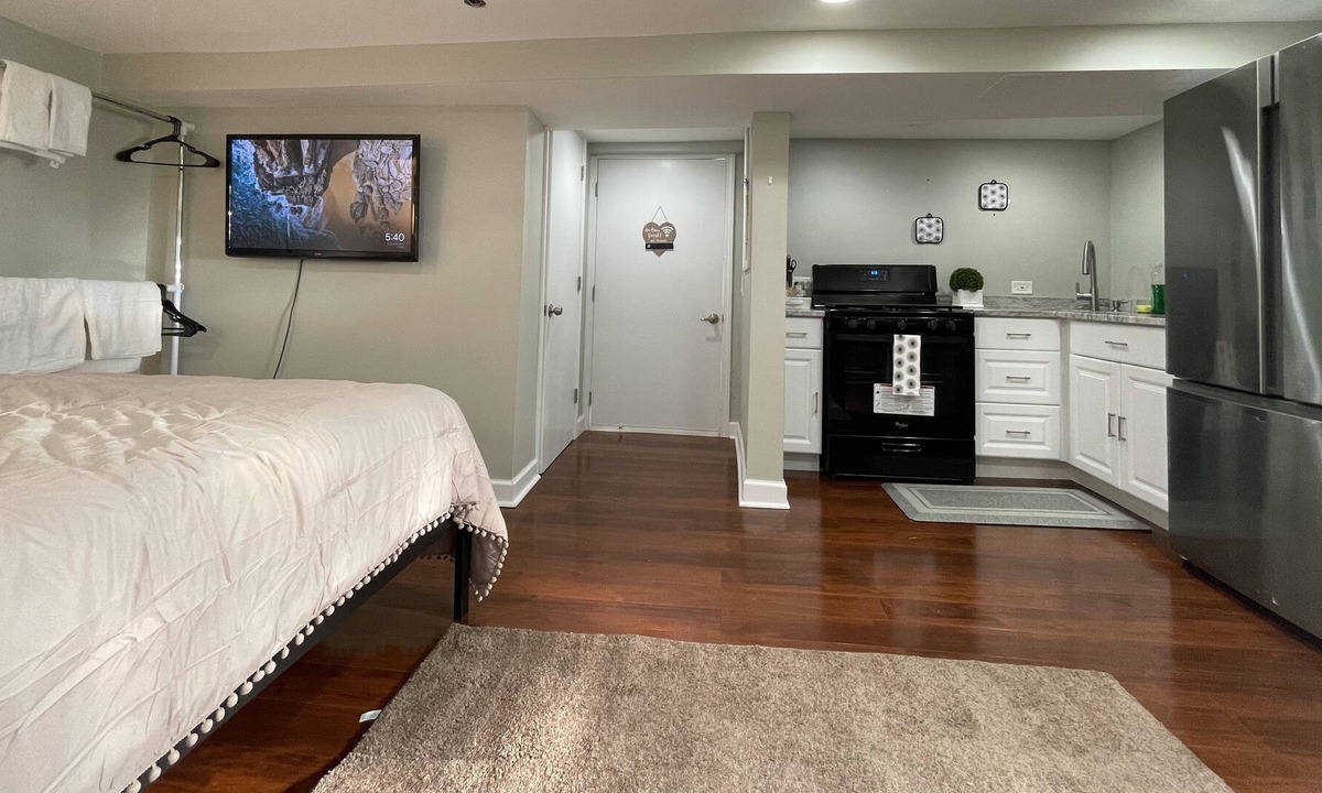 West Ridge Apartment | Cozy studio for two in Chicago