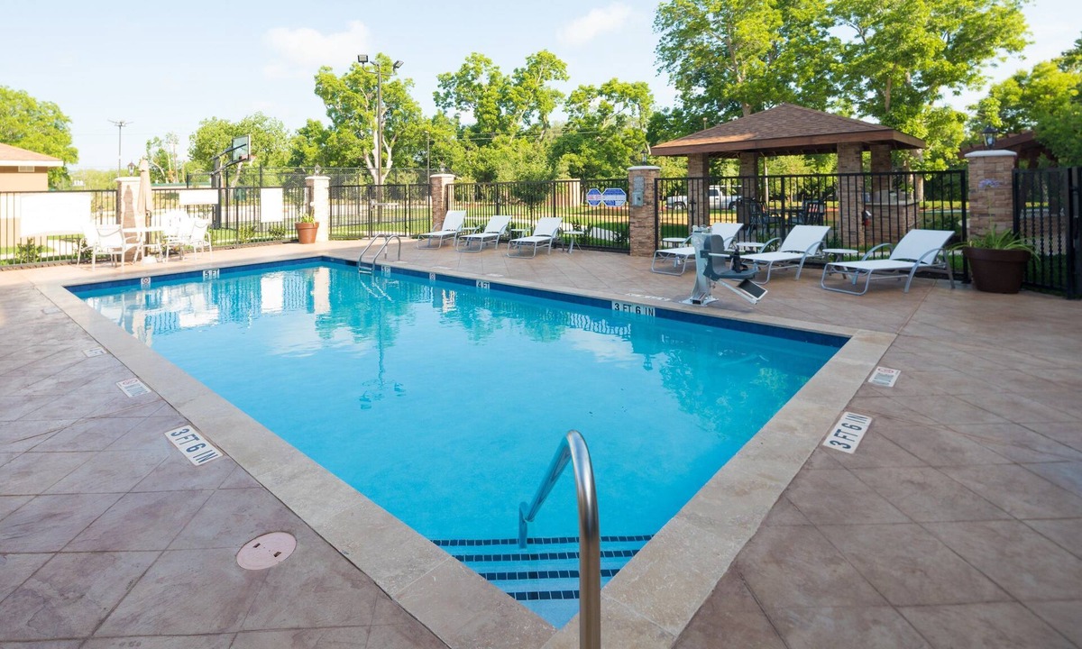 Lake Jackson Apartment | Cozy Studio. Free Breakfast Buffet. Outdoor Pool.