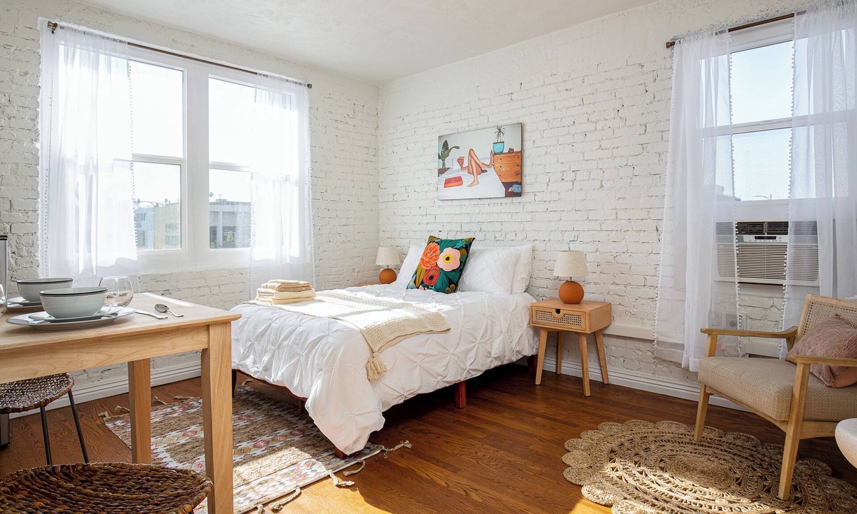Westlake Apartment | Cozy studio in charming Los Angeles with refreshing AC