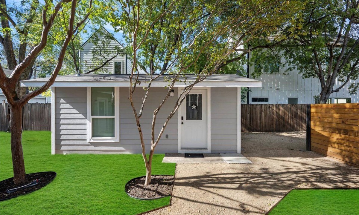East Cesar Chavez Apartment | Cozy studio in Downtown Austin!