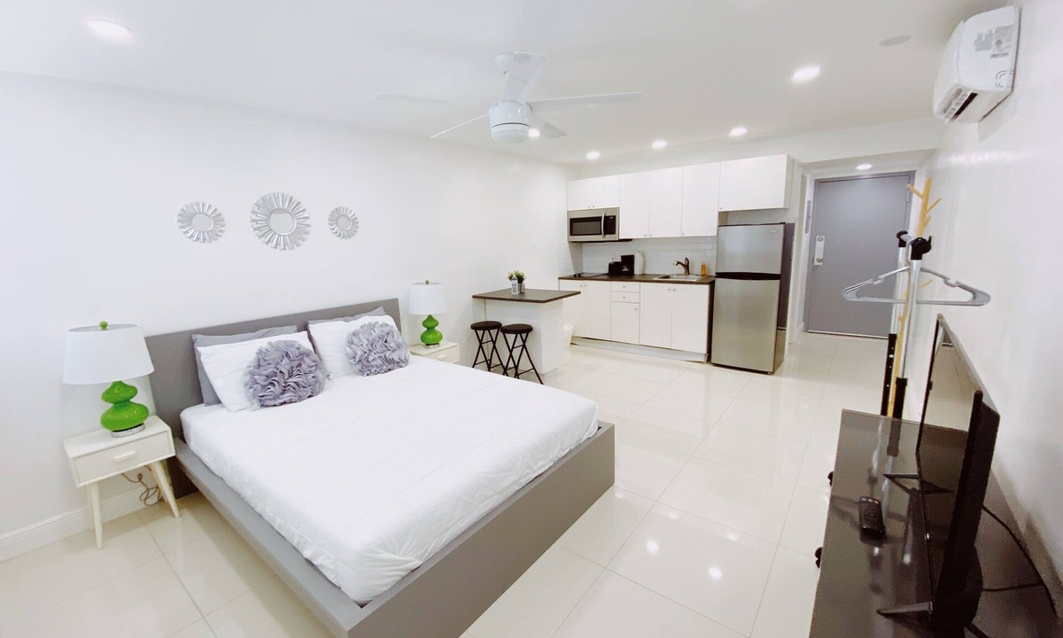Coconut Grove Apartment | Cozy Studio in Miami’s Heart with Parking
