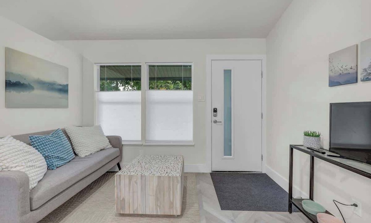 West Campus Apartment | Cozy studio in quiet area - Yard
