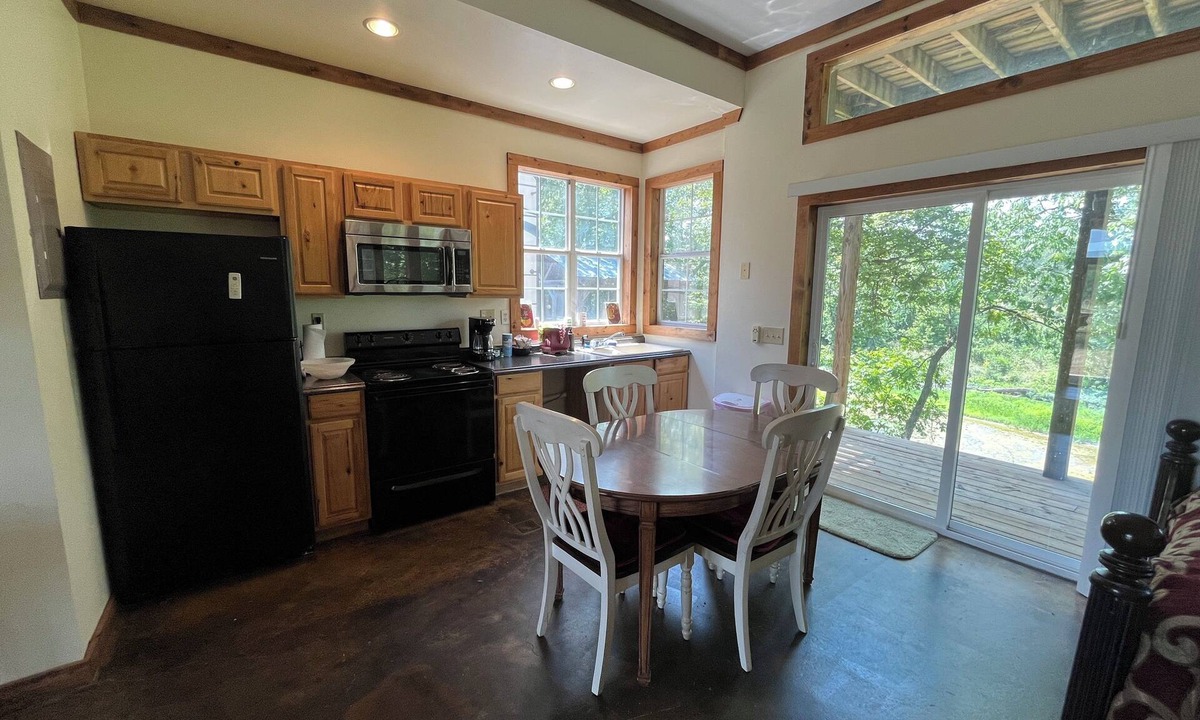 Tahlequah Apartment | Cozy studio in serene Tahlequah with AC