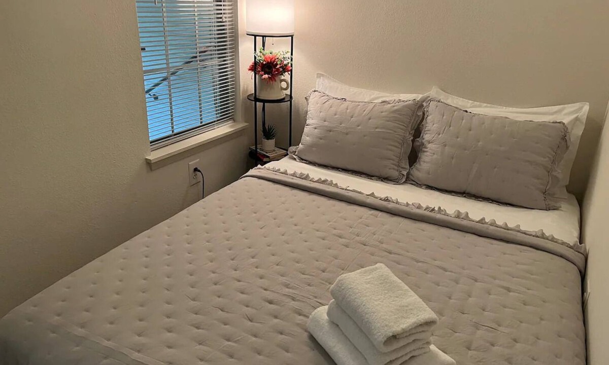 Laurel Apartment | ✮Cozy Studio Near Downtown w/Queen Bed & Parking✮