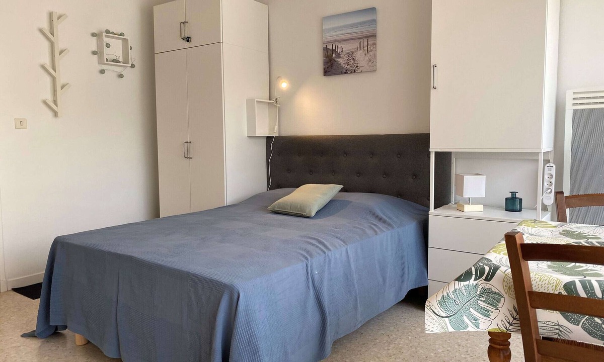 Balaruc-les-Bains Apartment | Cozy studio opposite the Thermal Baths with balcony