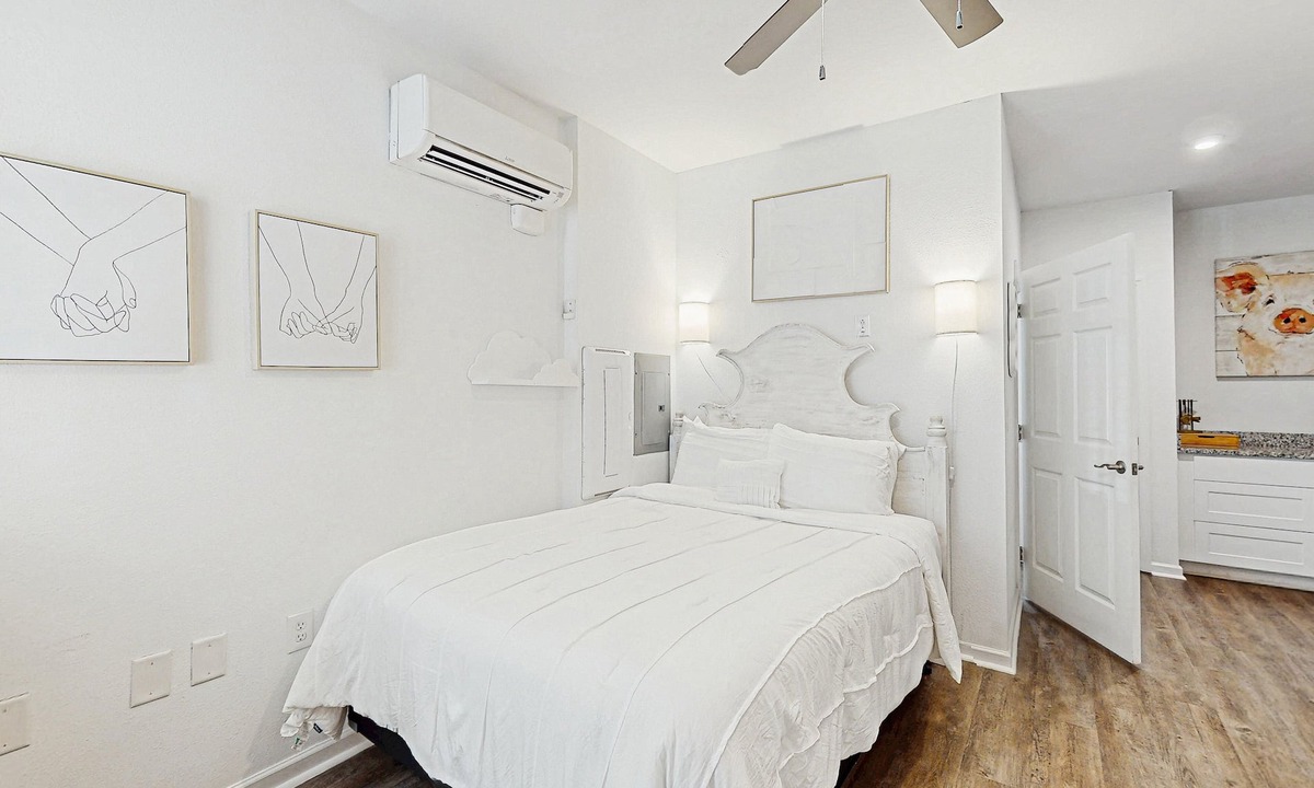 Goose Creek House | Cozy Studio: Pet Friendly in Resort with a Shared Hot Tub