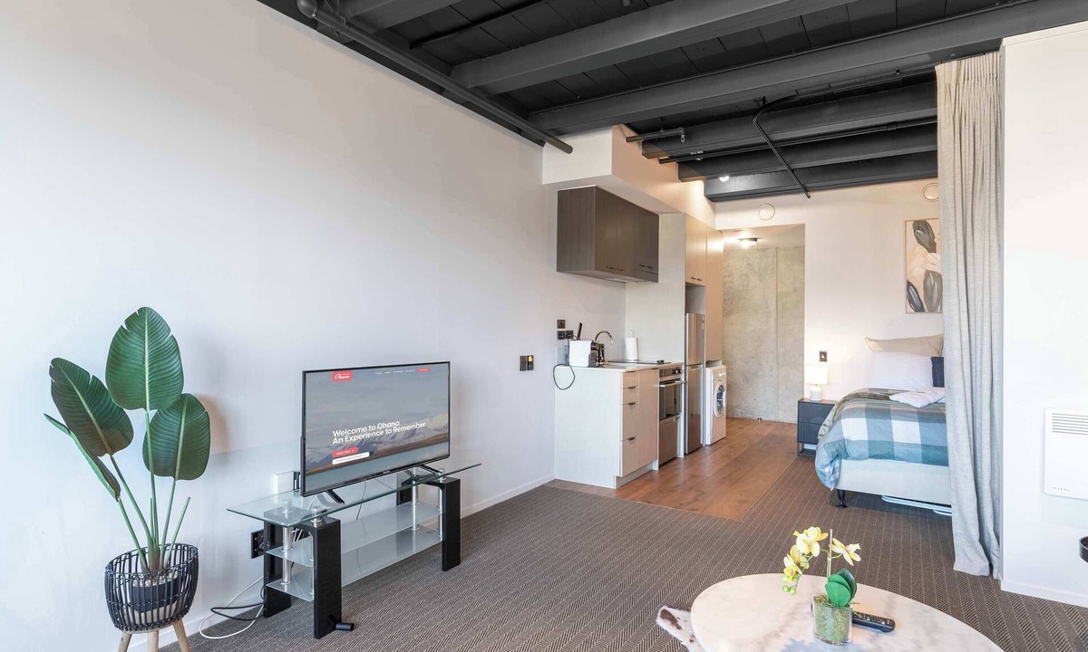 Petone Apartment | Cozy Studio - Private Balcony, Bath and Tub