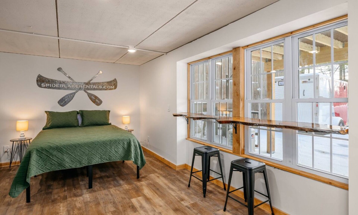Mayfield Condo | Cozy Studio-Spider-Beach-Pontoon & Paddle-Near TC!