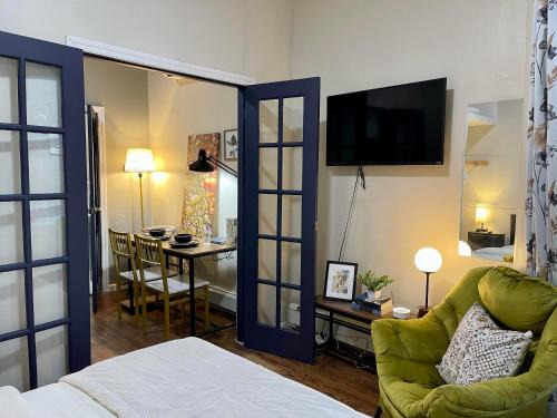 Cypress Hills Apartment | Cozy Studio Staycation - Brooklyn close to Train stations