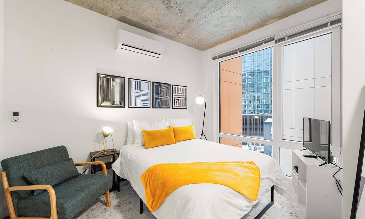 River North House | Cozy Studio Suite, Steps from River North & Shops