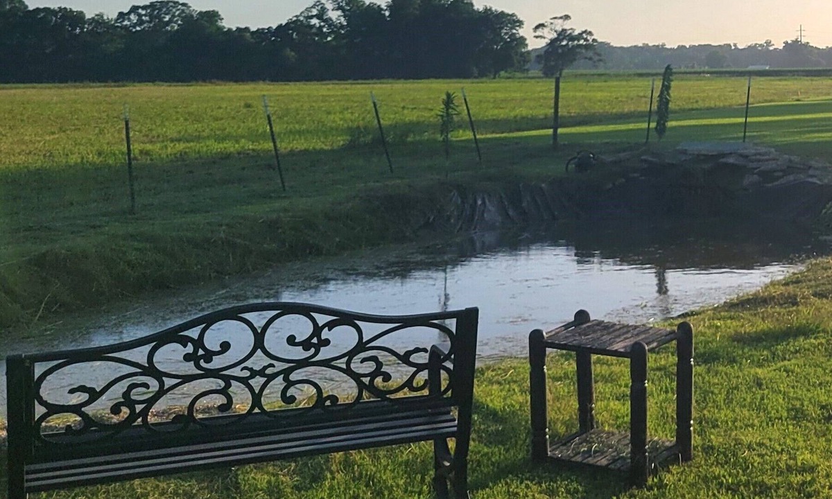 Carencro House | Cozy Studio Suite w/Pond View and Spa