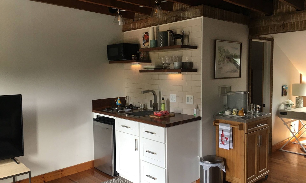 Geneva Apartment | Cozy studio with AC and WiFi in Historic Geneva, NY.