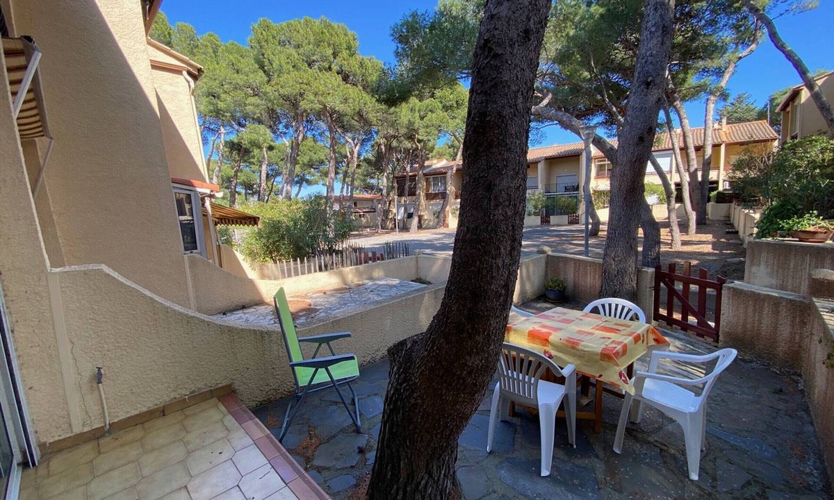 La Franqui Apartment | Cozy Studio with Cabine, 4 Guests, Near Beach and Shops, Terrace, Parking, Fully Equipped