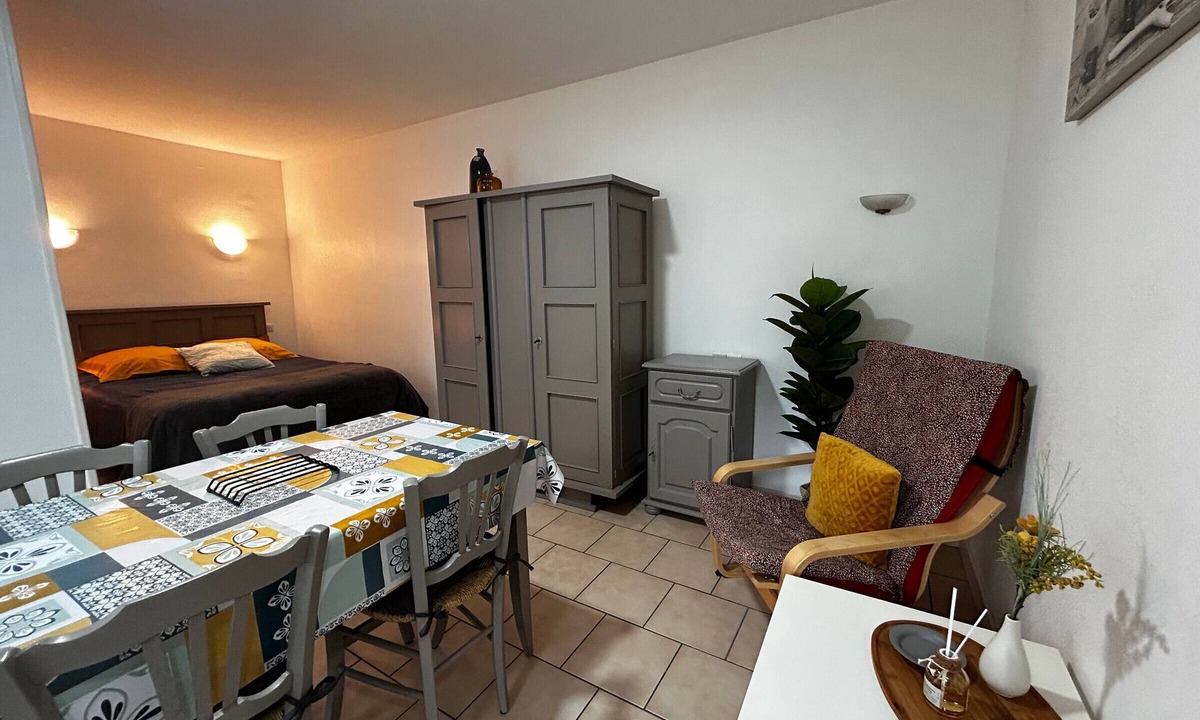 La Roche-Posay Apartment | Cozy studio with WIFI, garden, parking near center & Thermal Baths